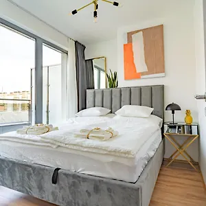 Apartament ~ Roof Terrace/ac/indoor Parking, Budapesta
